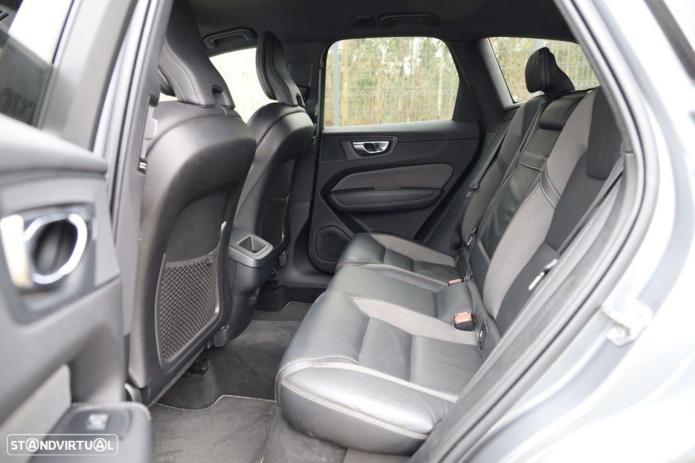 Volvo XC 60 2.0 B4 Plus Dark - 24