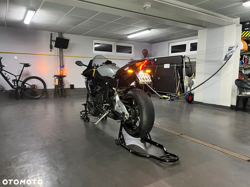 Yamaha R1 - 8
