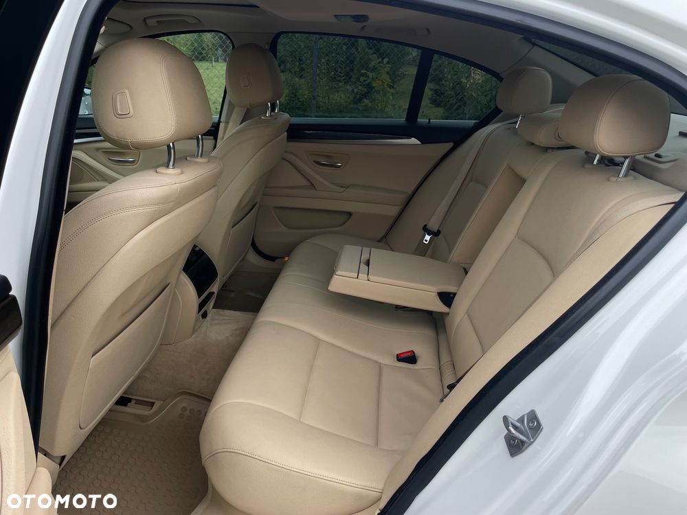 BMW Seria 5 528i xDrive Luxury Line - 11
