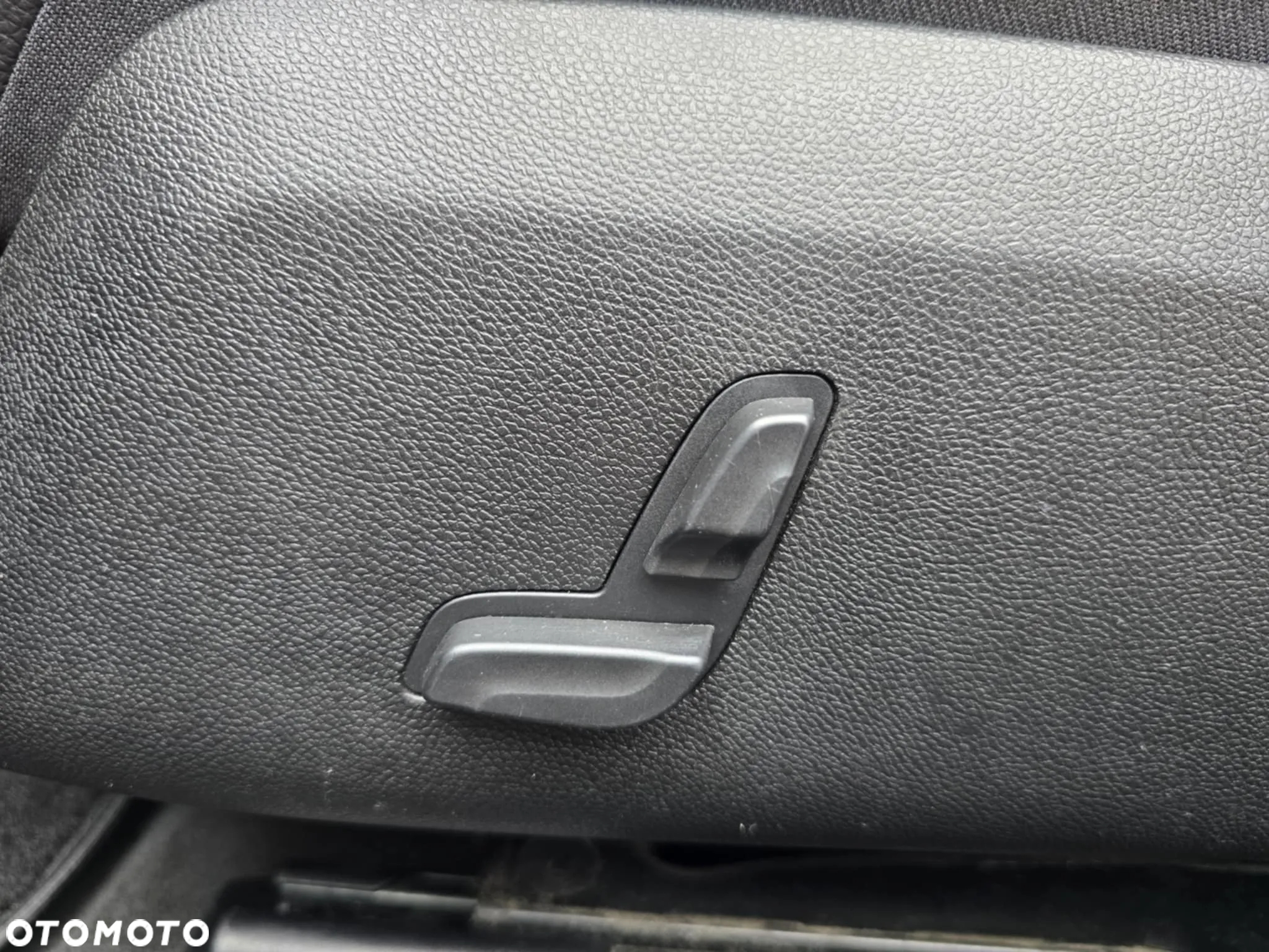 Mercedes-Benz Klasa E 200 T BlueEFFICIENCY 7G-TRONIC Avantgarde - 21