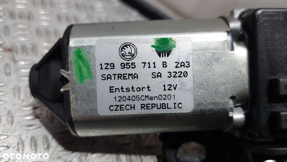 SILNICZEK WYCIERACZKI KLAPY BAGAŻNIKA KOMBI SKODA OCTAVIA II 2 LIFT R2012 NR 1Z9955711B - 2