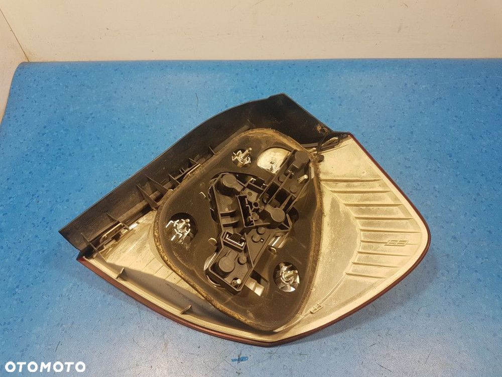 BMW 1 E87  LAMPA TYŁ LEWA ZEWNĘTRZNA - 12
