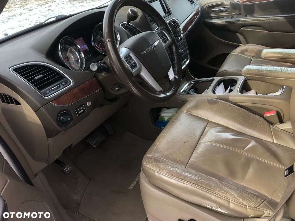 Chrysler Town & Country - 14