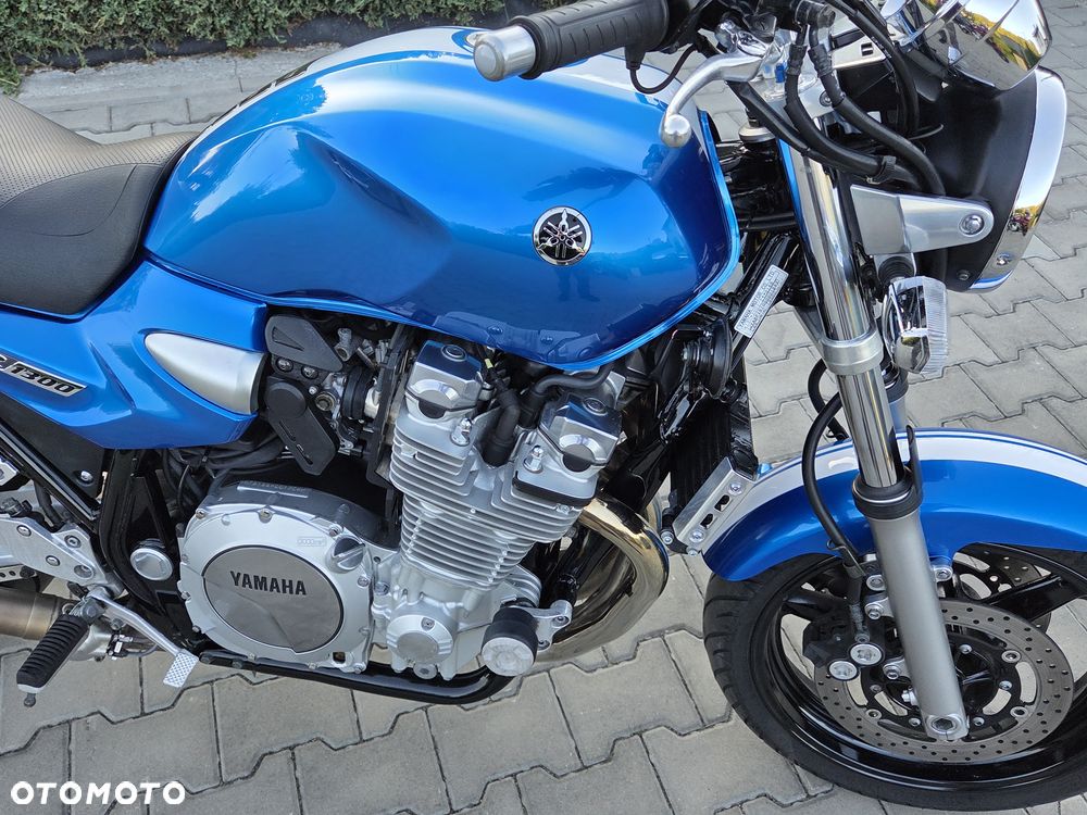 Yamaha XJR - 13
