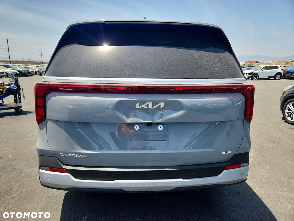 Kia Carnival - 7