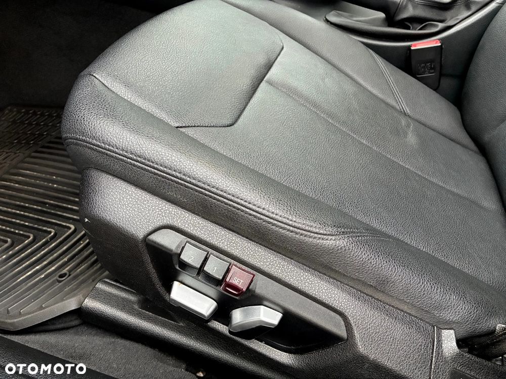 BMW Seria 3 320i Luxury Line - 16
