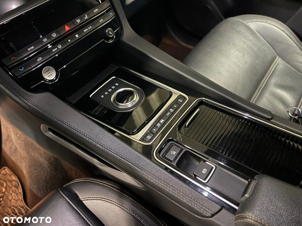 Jaguar F-Pace 2.0 i4D AWD R-Sport - 18