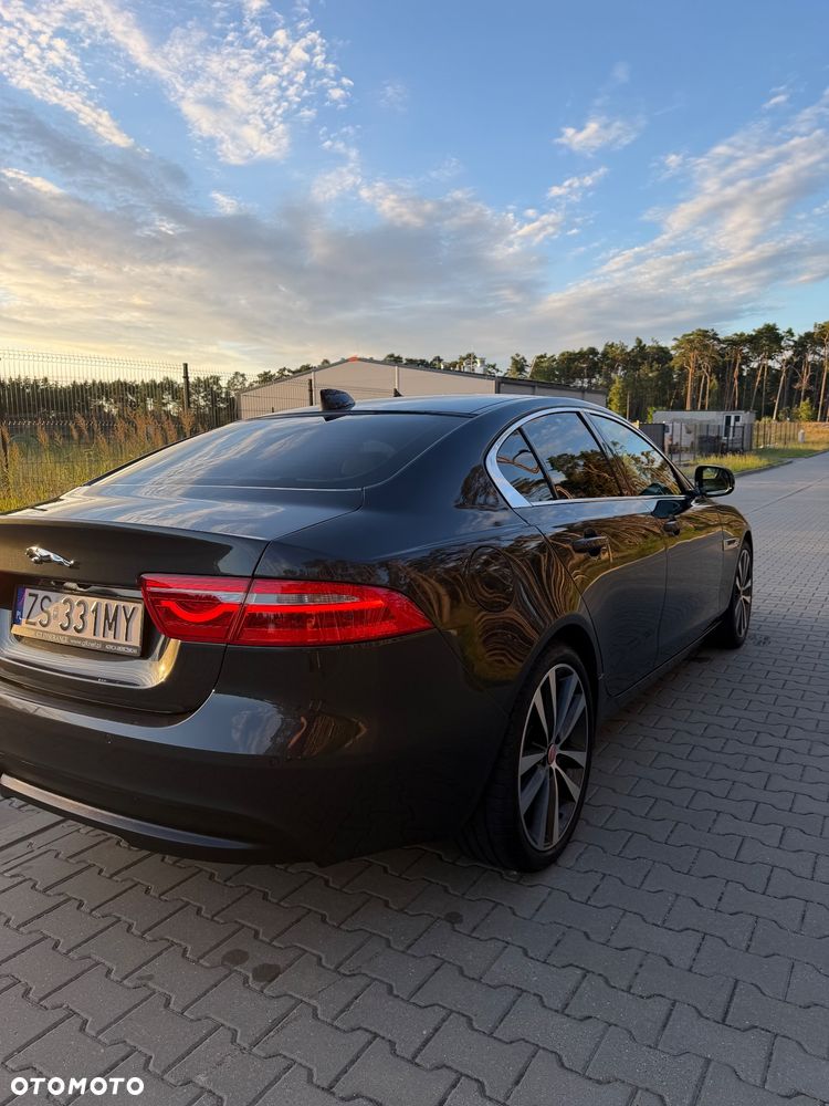 Jaguar XE 2.0 D Portfolio - 9