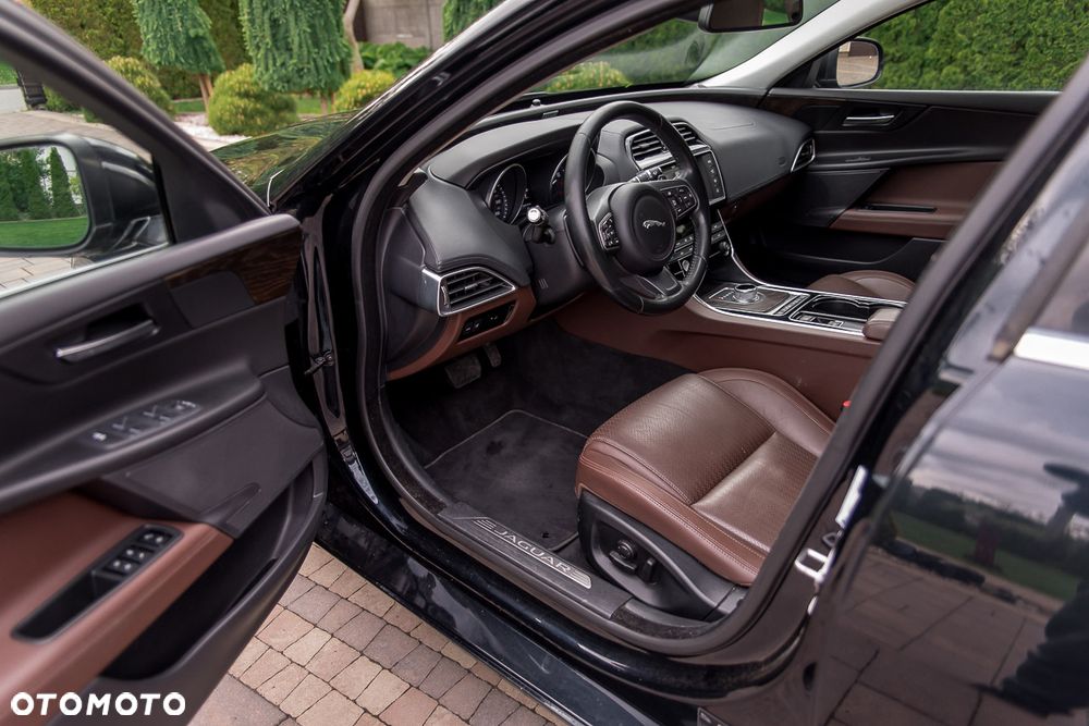 Jaguar XE 2.0 T Prestige - 22