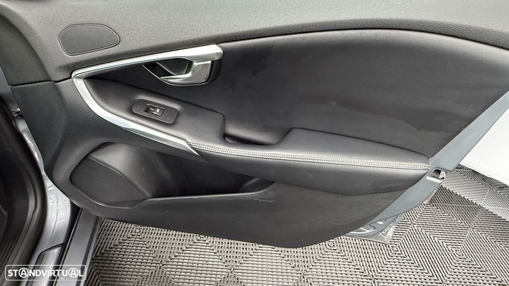Volvo V40 2.0 D2 R-Design Momentum Geartronic - 21