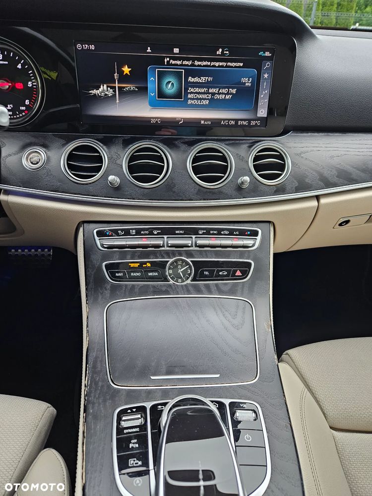 Mercedes-Benz Klasa E 220 d 4-Matic 9G-TRONIC - 32