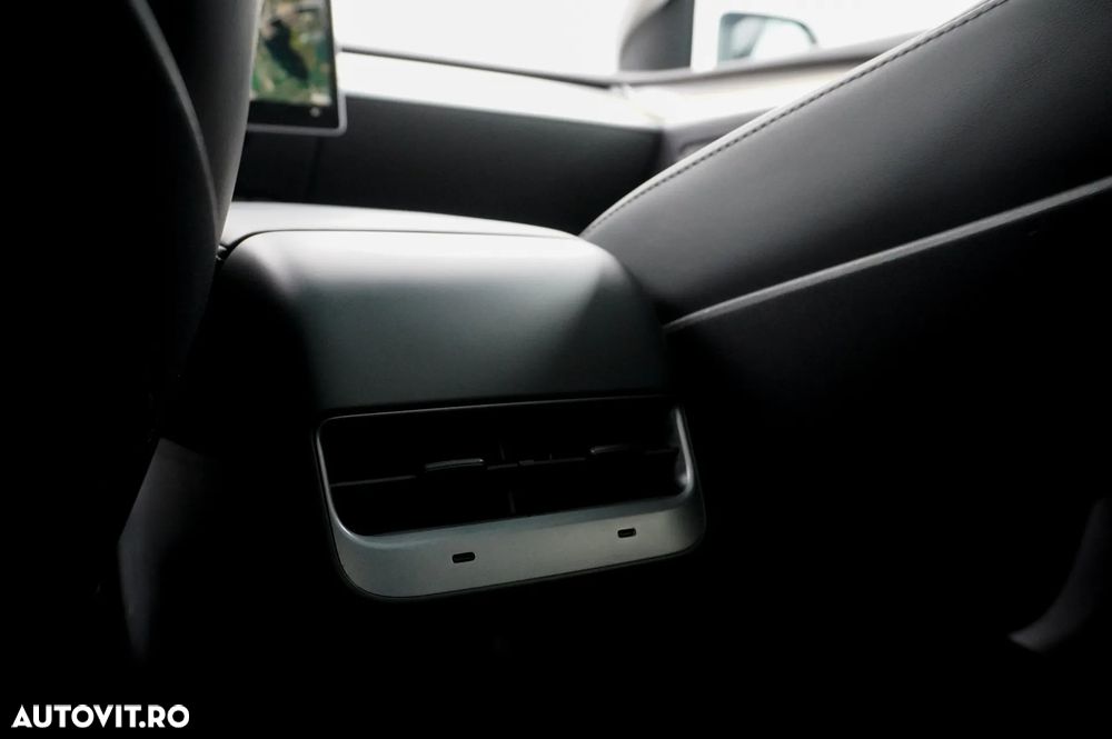 Tesla Model Y AWD Long Range - 22