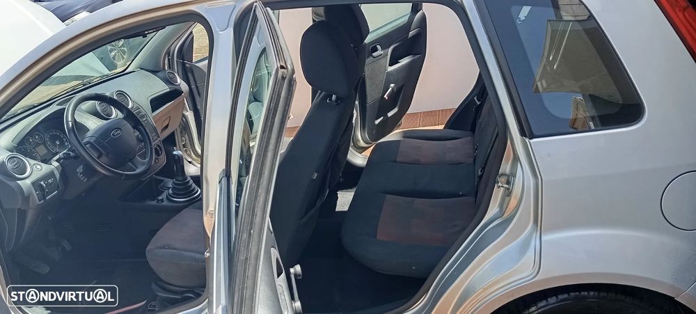 Ford Fiesta 1.25 Ghia - 19
