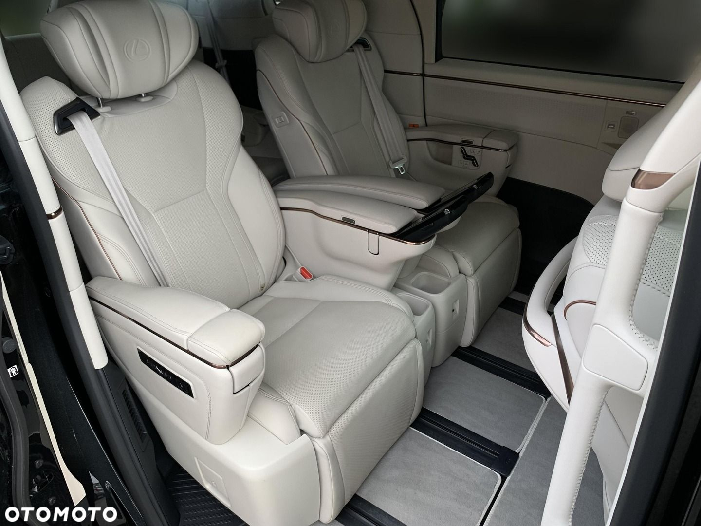 Lexus LM - 11