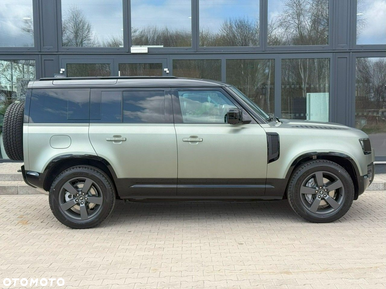 Land Rover Defender - 4