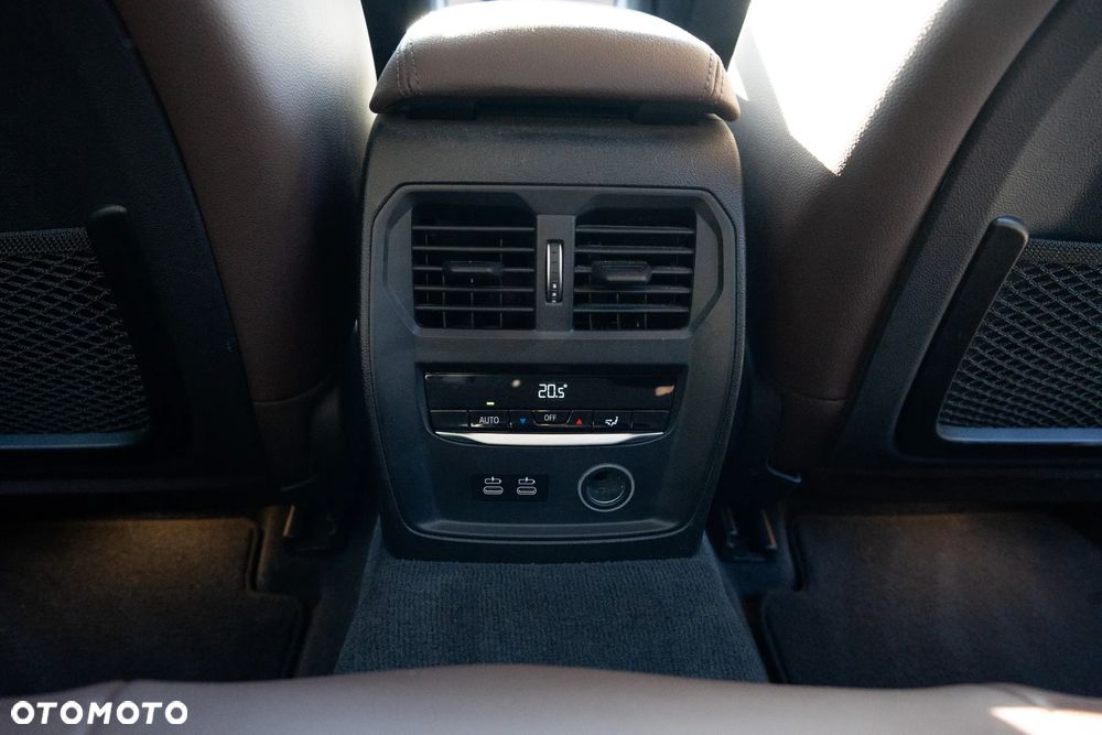 BMW Seria 3 330i Sport Line - 23