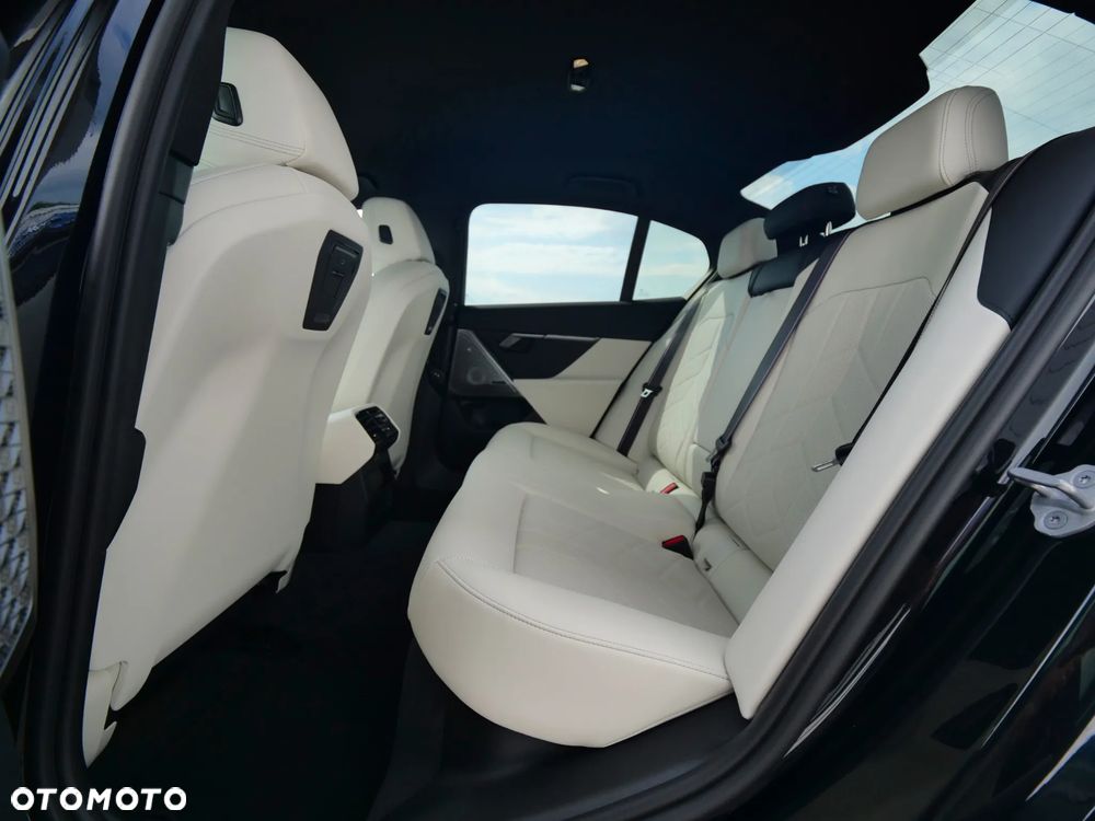 BMW Seria 5 520d xDrive mHEV M Sport - 33