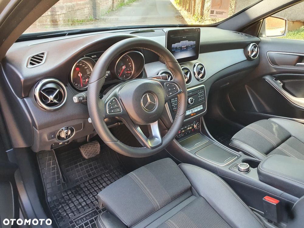 Mercedes-Benz GLA 200 d 7G-DCT Activity Edition - 12