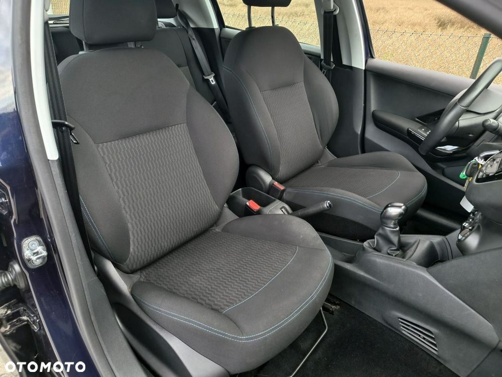 Peugeot 208 - 15