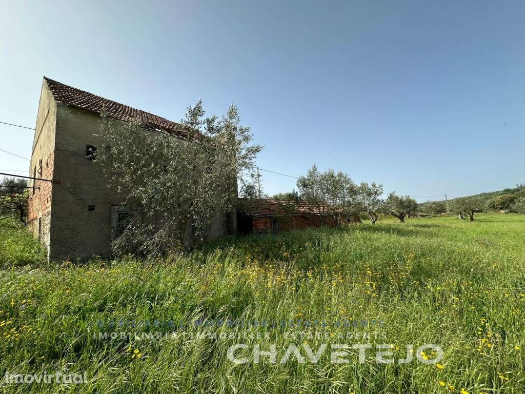 Casa antiga para recuperar em terreno com 10.560 m2 perto de Chãos. - Grande imagem: 4/30