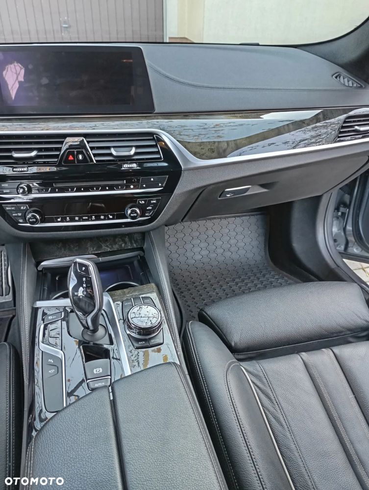 BMW Seria 5 M550i xDrive - 21