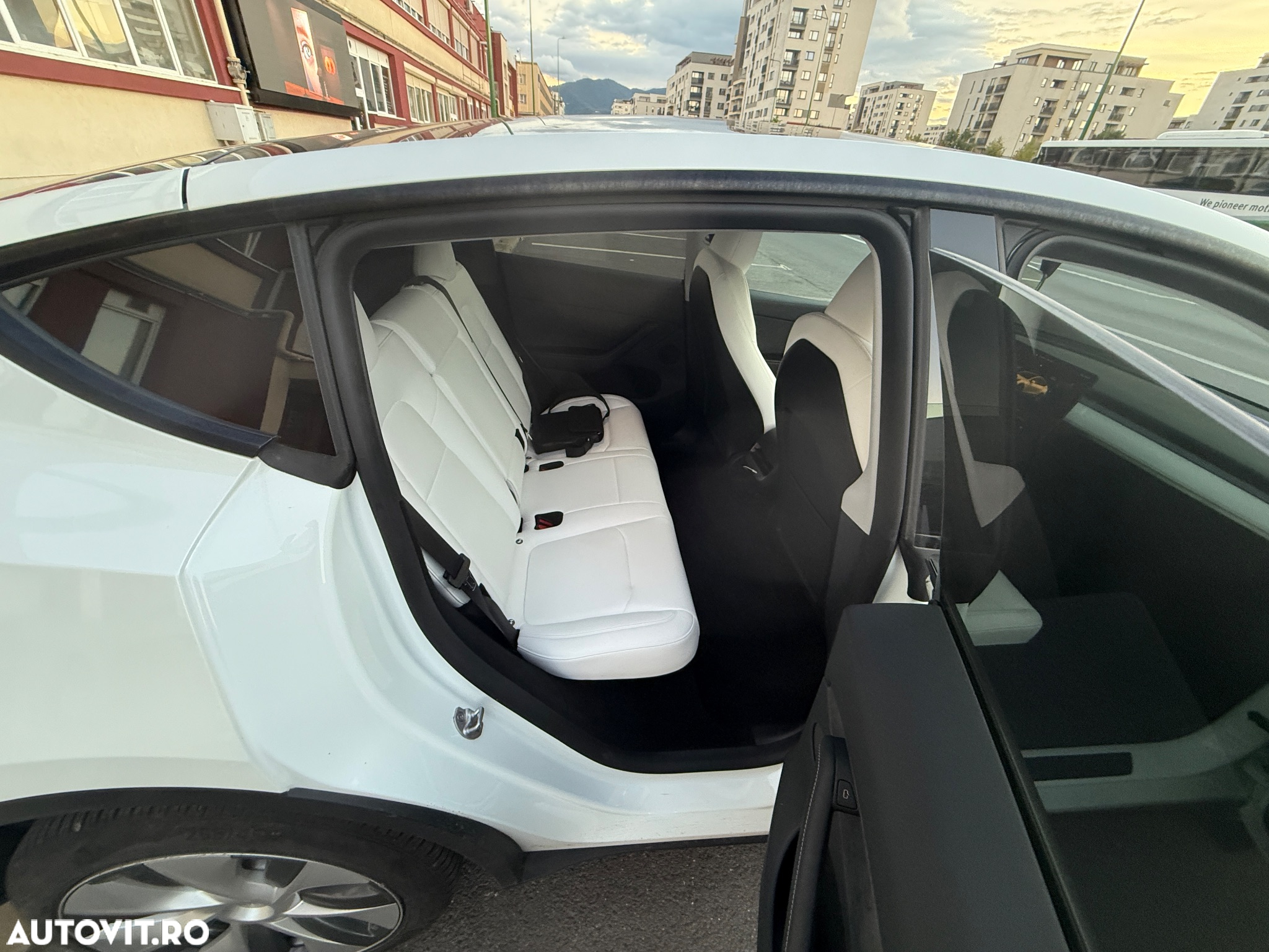Tesla Model Y Long Range Dual Motor AWD - 13