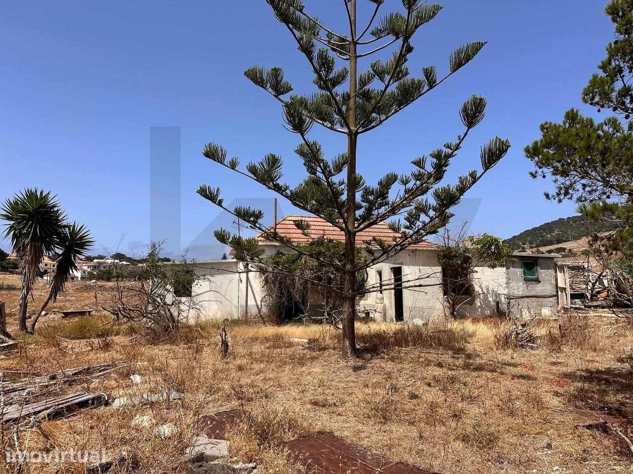CASA EM RUÍNA COM MUITO POTENCIAL INSERIDA  NUM TERRENO 14.920m2 EM PO - Grande imagem: 2/35