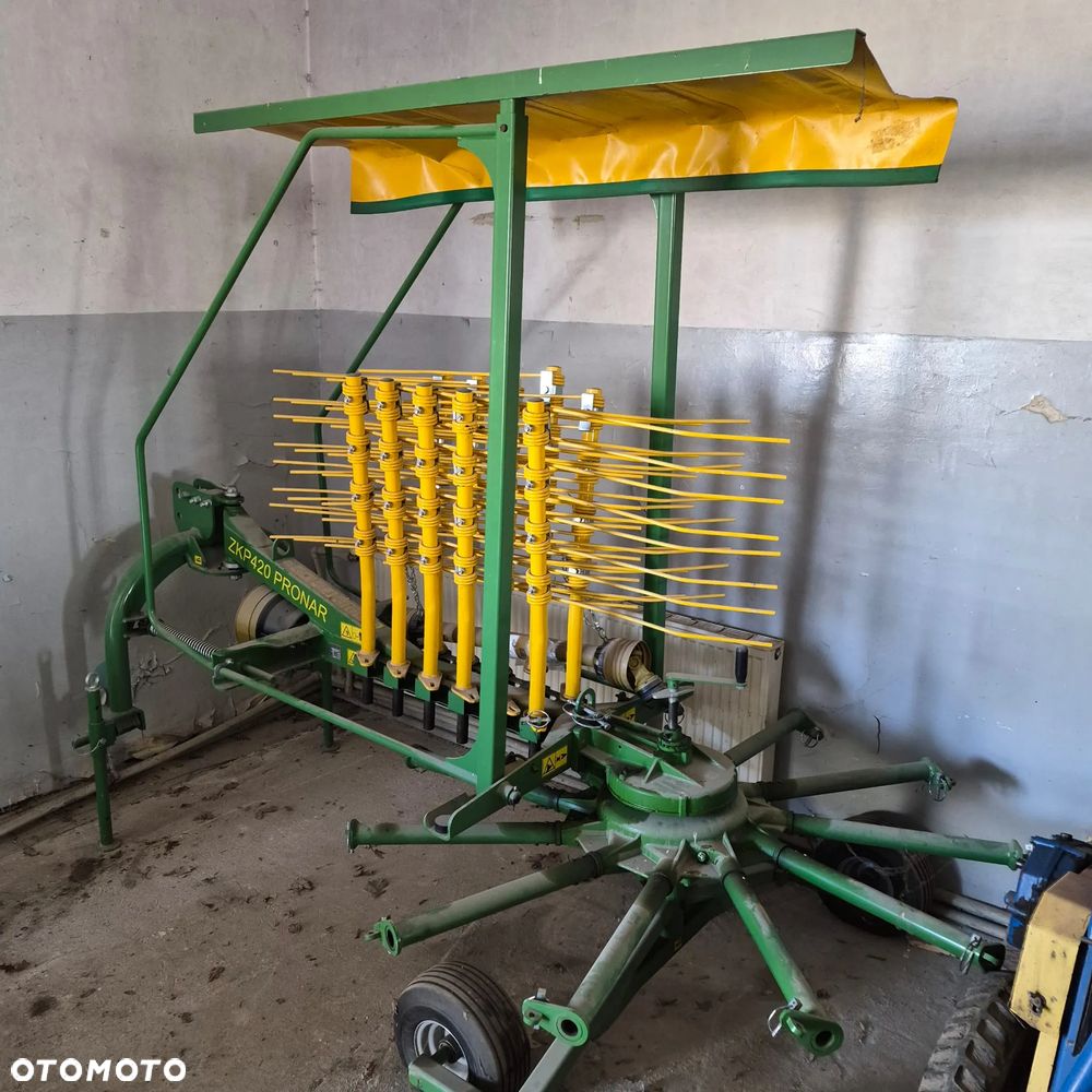 Pronar Przetrząsacz PWP530, PWP460 Pronar; ZKP770, ZKP-530, ZKP460 Inter-Tech; Z528 Kowalski; ZGRABIARKA ZKP420 Pronar, ZK42, ZK36 Kowalski; ZKT-420 Inter-Tech; ZK320 Mesko Rol; ZG-350 Euro-Masz; Przetrząsaczo-Zgrabiarka Z-275 Mesko-Rol; Przetrząsaczo zgraniarka taśmowa WIRAX, Akpil "OSA" - 17