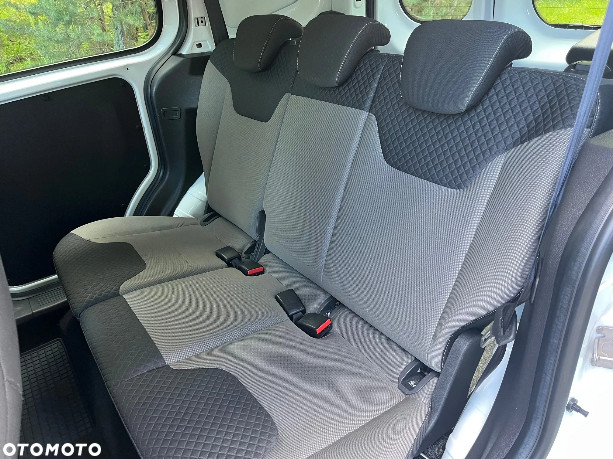 Ford Transit Courier - 29