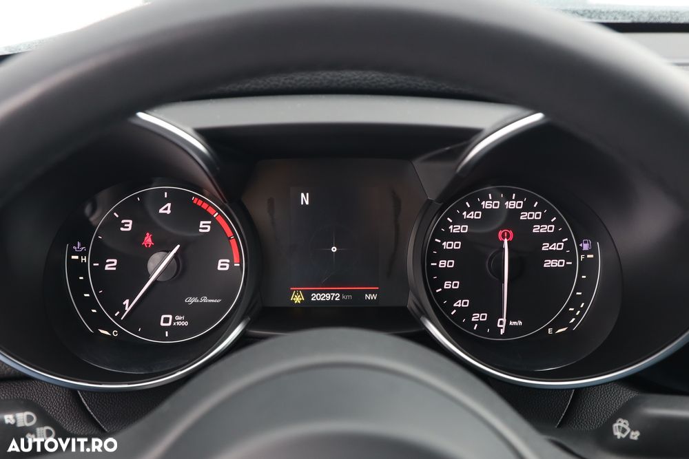 Alfa Romeo Giulia 2.2 - 23