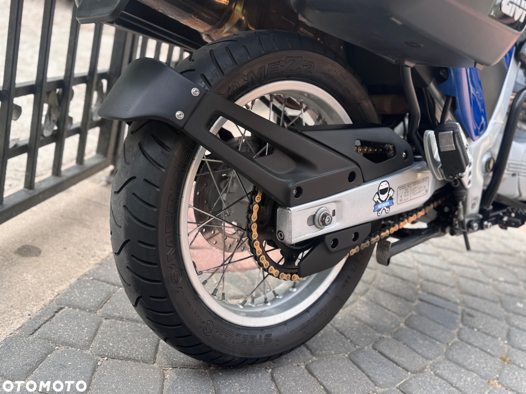 BMW F - 21