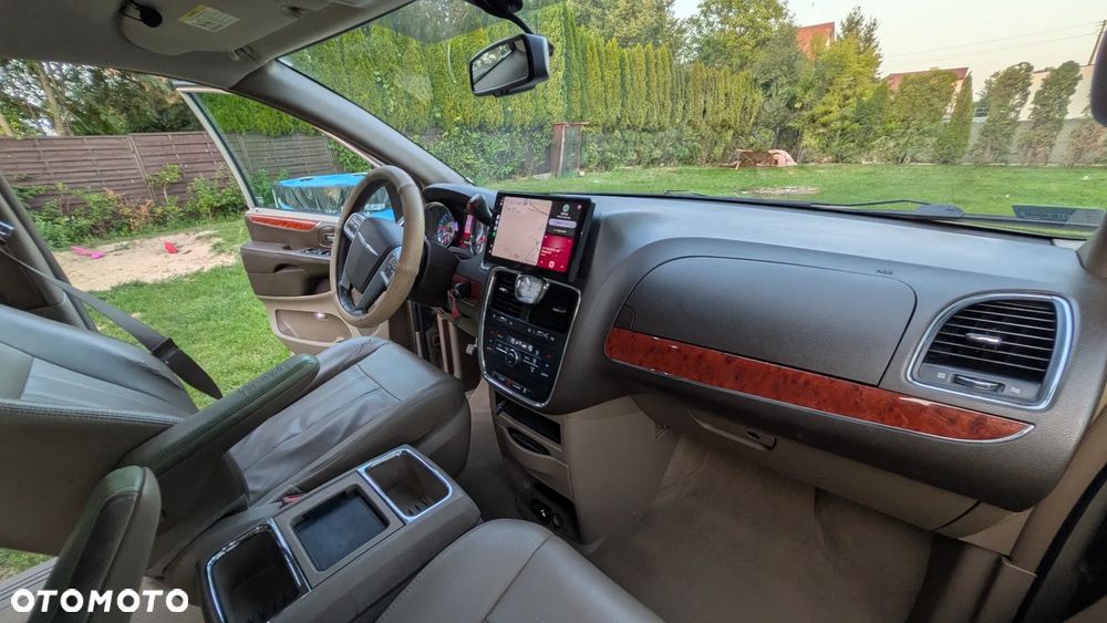 Chrysler Town & Country - 7