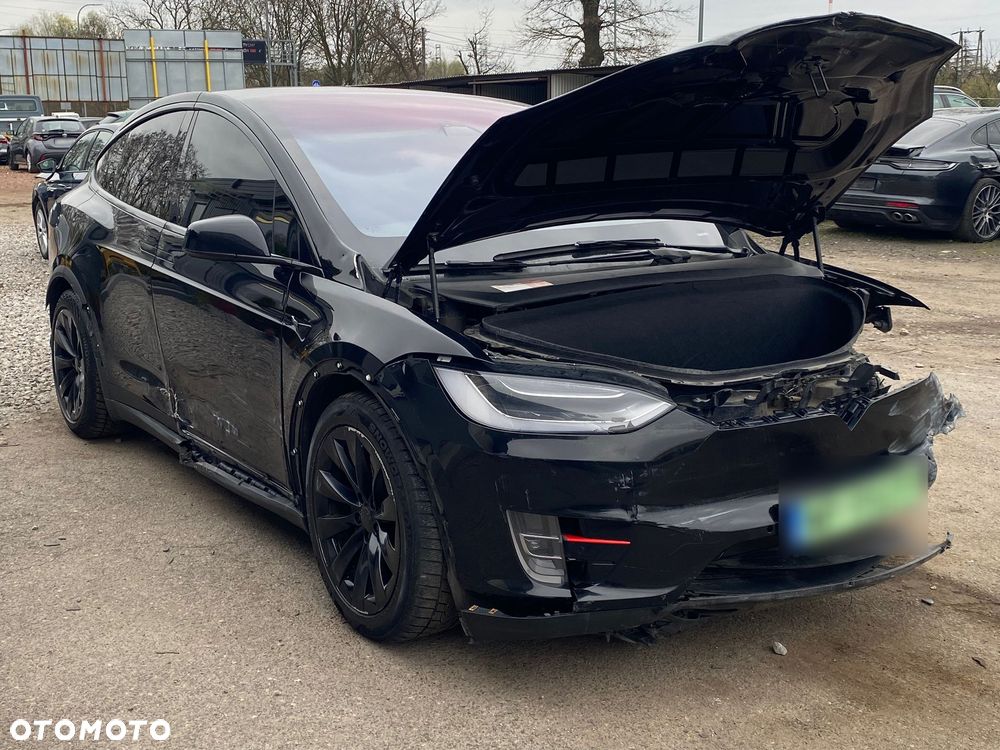 Tesla Model X - 7