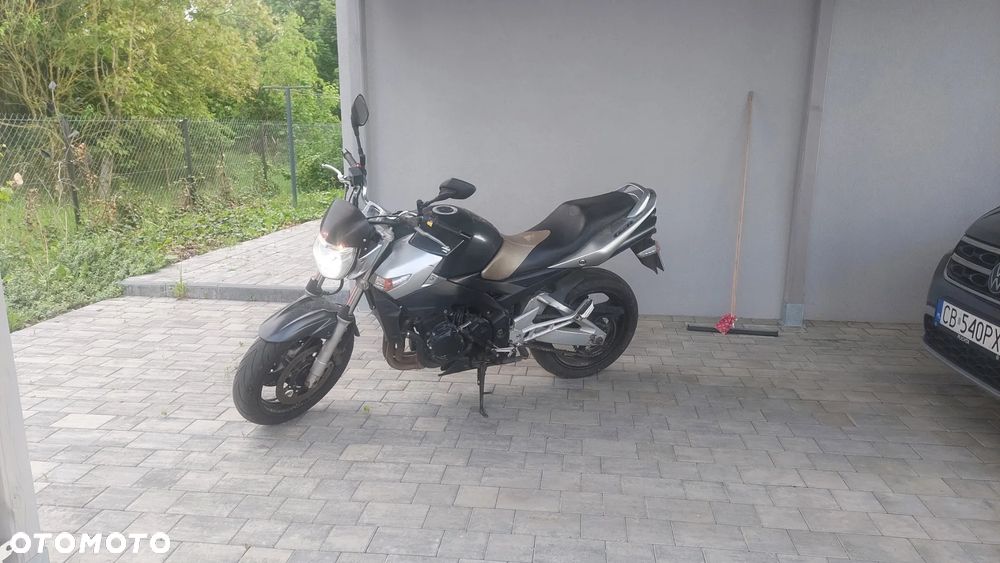 Suzuki GSR - 6