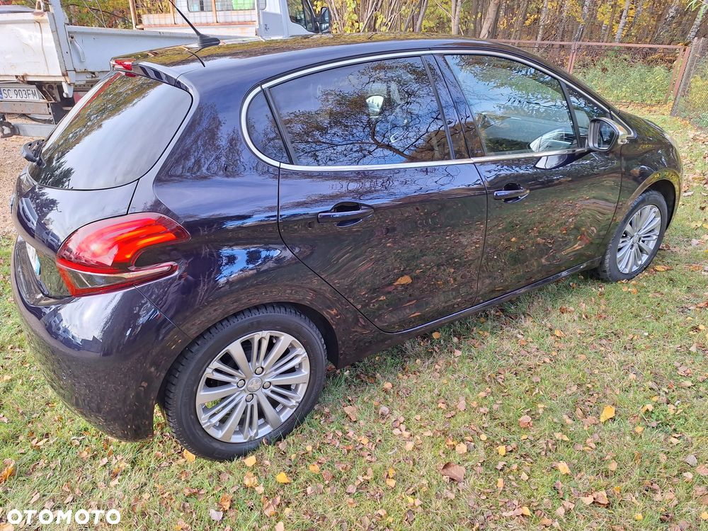 Peugeot 208 - 8