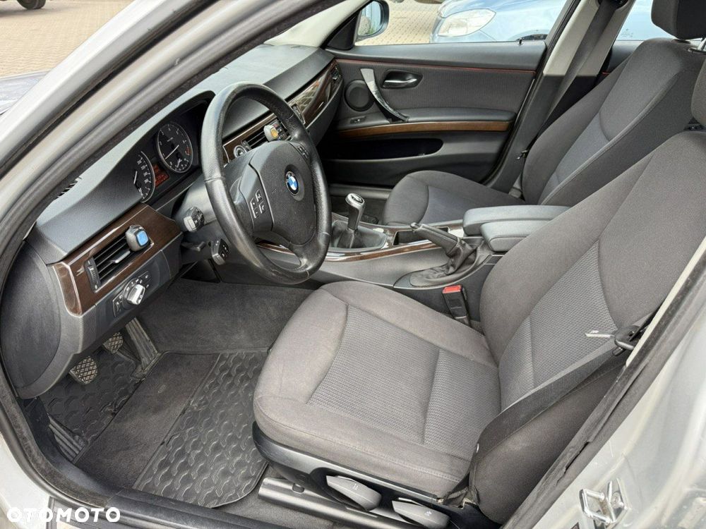 BMW Seria 3 318i Touring - 17
