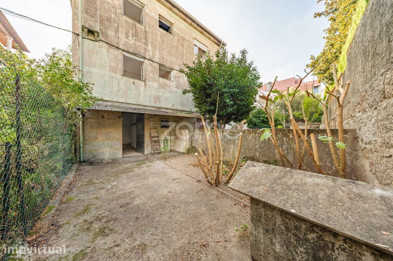 Prédio Urbano com 2 Frações, Caves e Logradouro Privativo - Grande imagem: 5/60