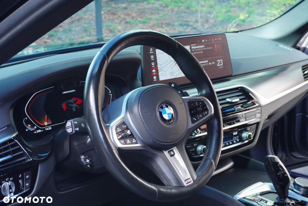 BMW Seria 5 M550i xDrive sport - 10