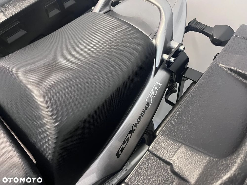 Suzuki GSX - 28