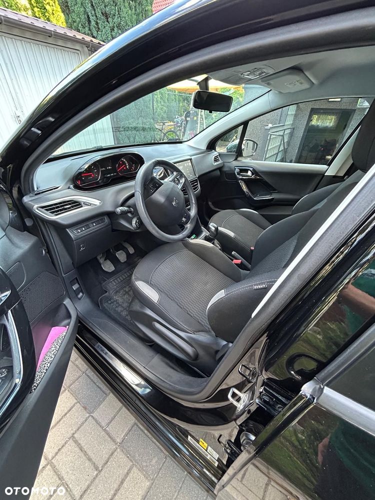 Peugeot 208 - 10