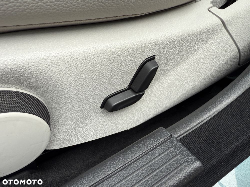 Mercedes-Benz Klasa C 180 CGI BlueEff Avantgarde - 27