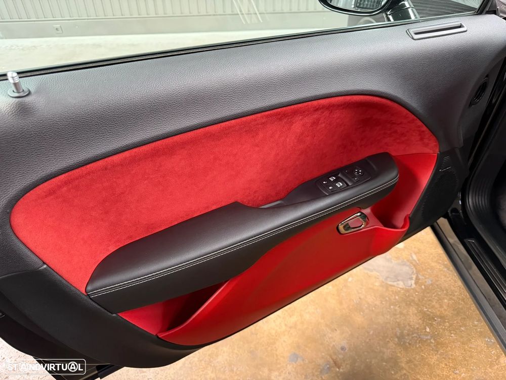 Dodge Challenger Auto SRT Hellcat - 47