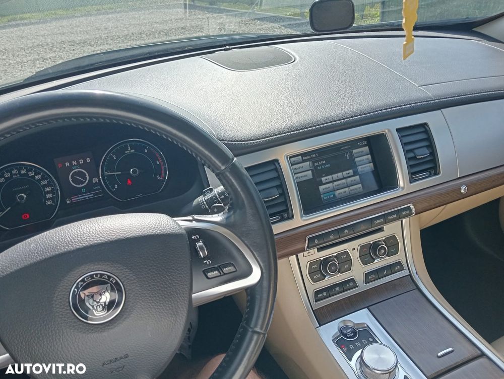 Jaguar XF 20d RWD E-Performance Pure - 11