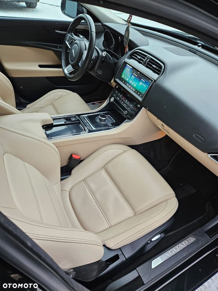 Jaguar XE 2.0 T AWD Prestige - 7
