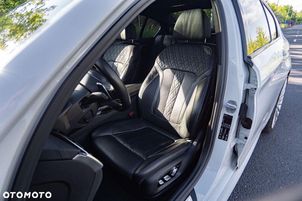 BMW Seria 5 M550i xDrive sport - 13