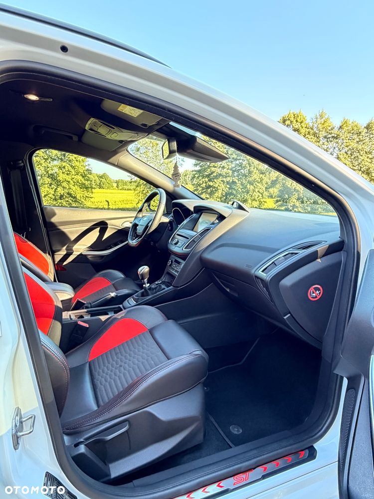 Ford Focus 2.0 EcoBoost ST-2 - 22