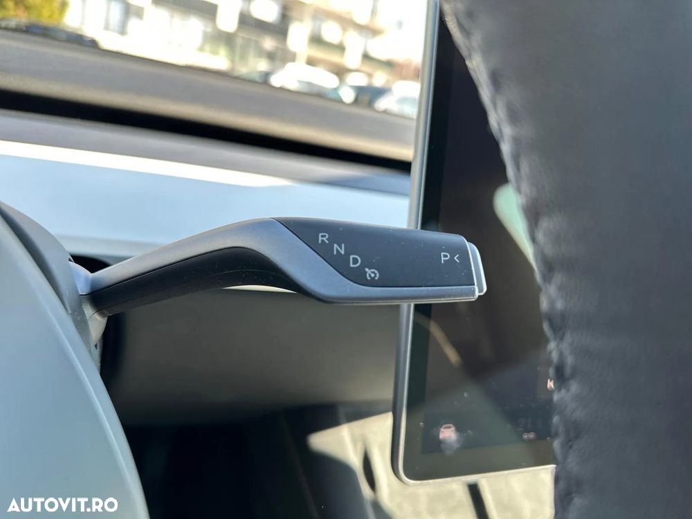 Tesla Model Y - 38