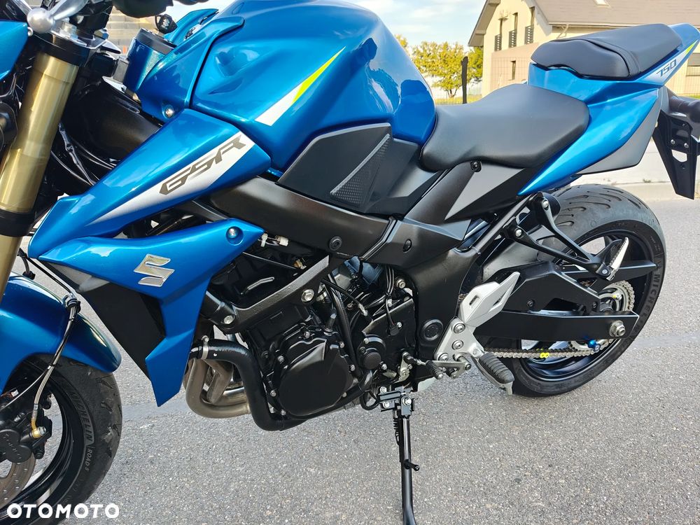Suzuki GSR - 10