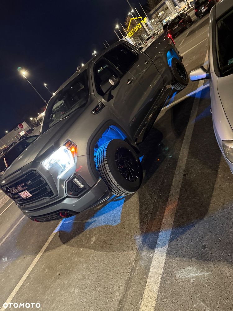 GMC Sierra - 1