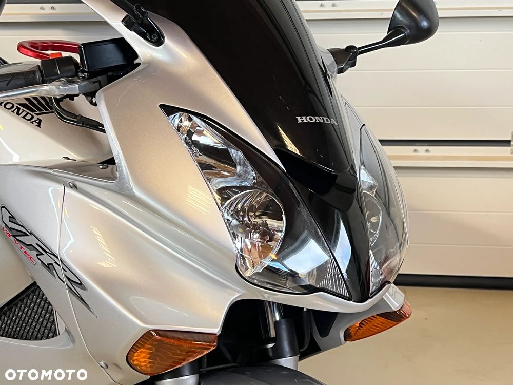 Honda VFR - 12
